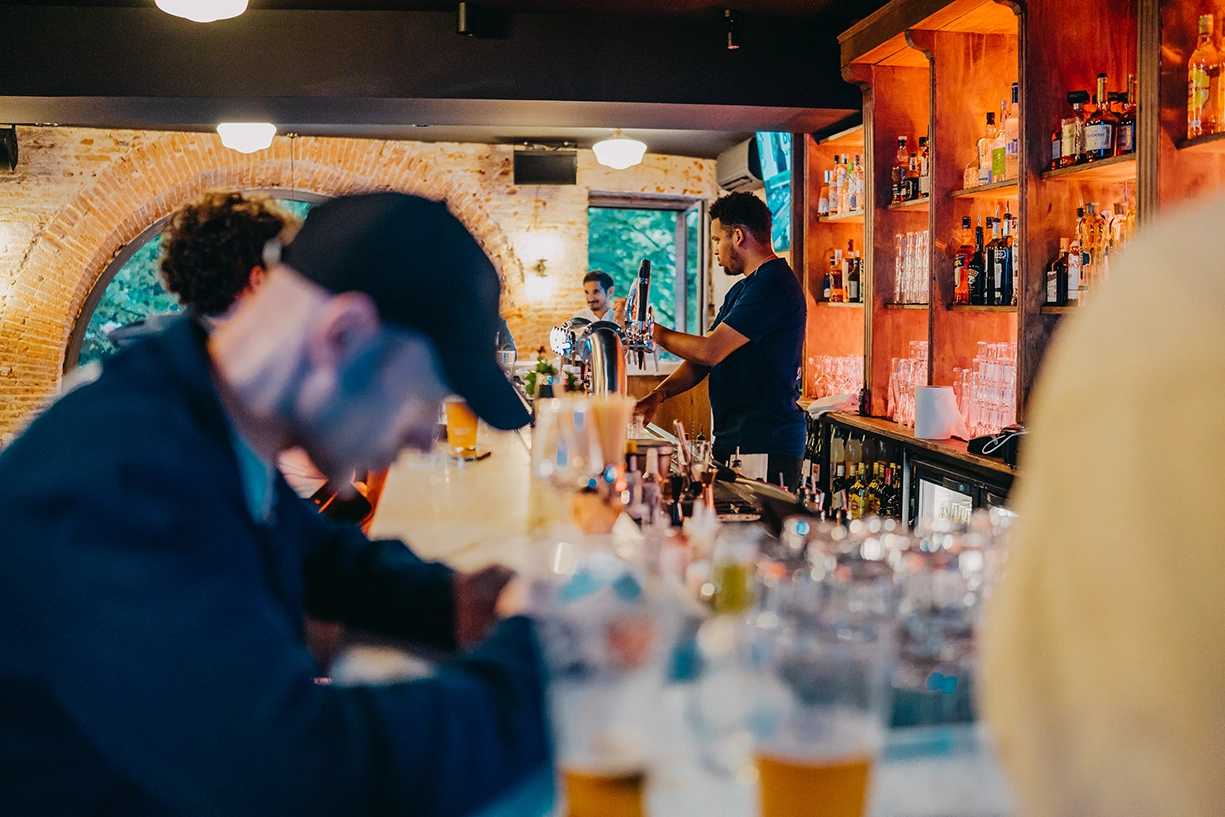 sauvage social pub bar serveurs bières pression bouteilles cocktails